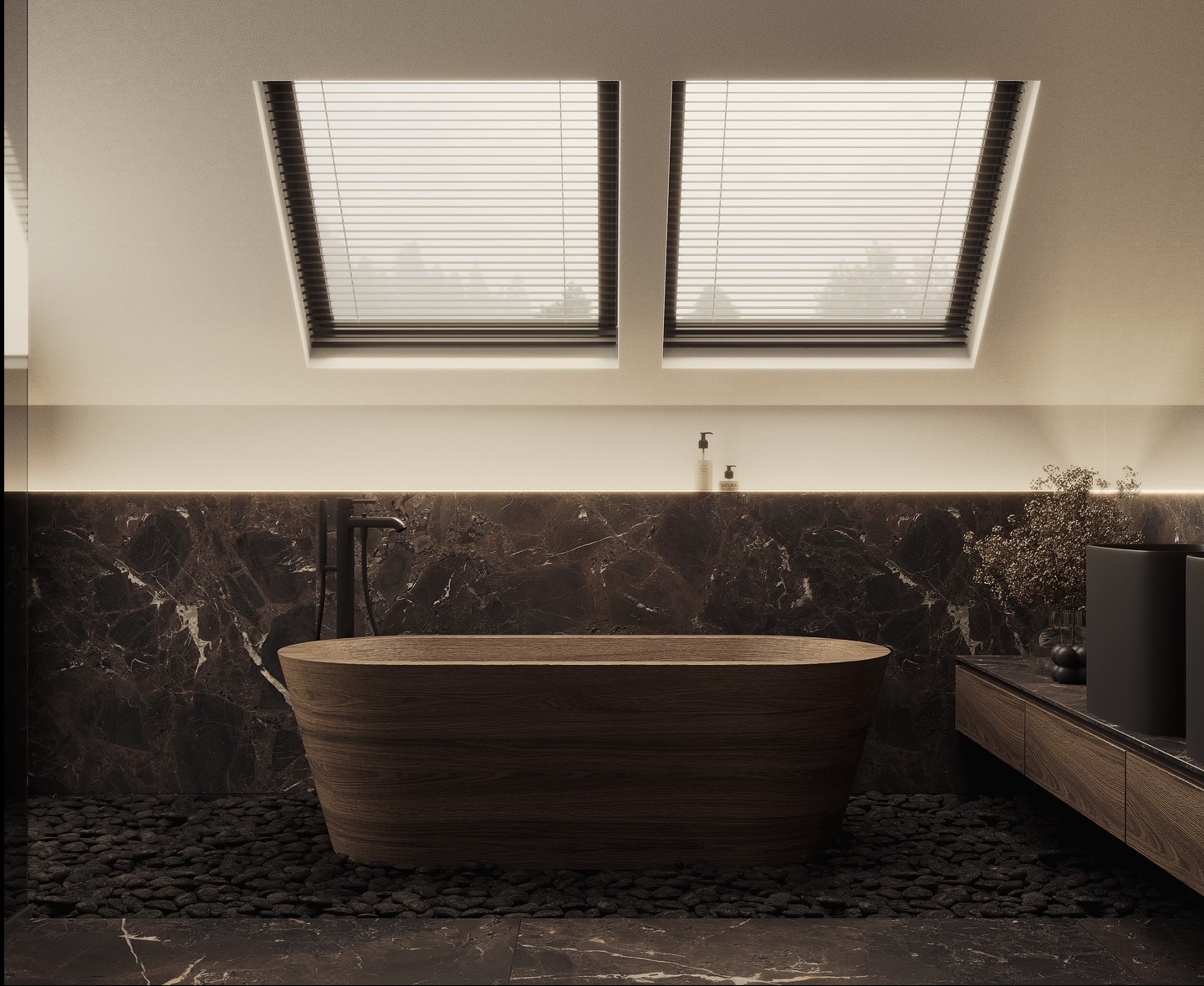 Nowoczesna łazienka z drewnianą wanną na kamiennym podłożu, marmurową ścianą i oświetleniem LED. Dwa okna dachowe z żaluzjami wpuszczają naturalne światło.