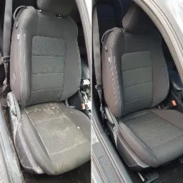 Porównanie fotela samochodowego przed i po czyszczeniu: po lewej stronie fotel mocno zabrudzony, po prawej - świeżo wyczyszczony, z widoczną różnicą w kolorze i brakiem zabrudzeń.