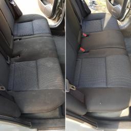Centrum Blasku Maciej Matuszczak - Porównanie tylnej kanapy samochodowej przed i po czyszczeniu. Po lewej stronie widoczne silne zabrudzenia, po prawej czysta tapicerka z wyraźną fakturą.
