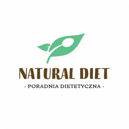 Logo poradni dietetycznej Natural Diet z zielonym symbolem liścia i łyżki oraz brązowym napisem na białym tle.
