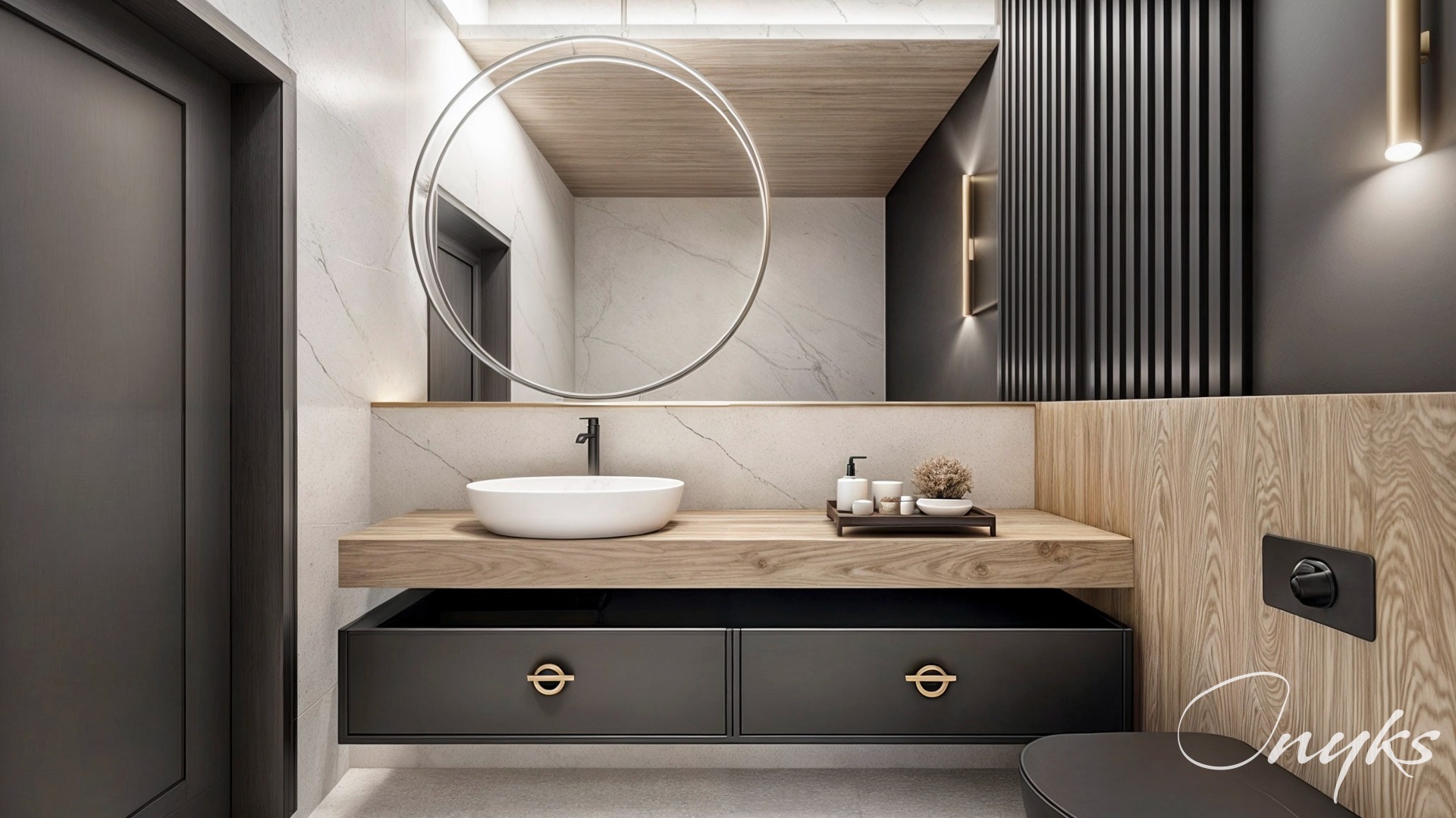 Nowoczesna łazienka z okrągłym lustrem podświetlonym LED, drewnianym blatem, białą umywalką nablatową i szufladami w kolorze grafitowym z okrągłymi, złotymi uchwytami. Na blacie zestaw kosmetyków...