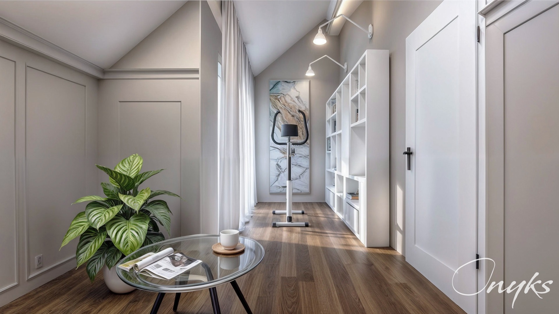 Jasne wnętrze poddasza z drewnianą podłogą, szklanym stolikiem kawowym, rośliną w doniczce, abstrakcyjnym obrazem na ścianie i białymi meblami, oświetlone przez lampy ścienne.