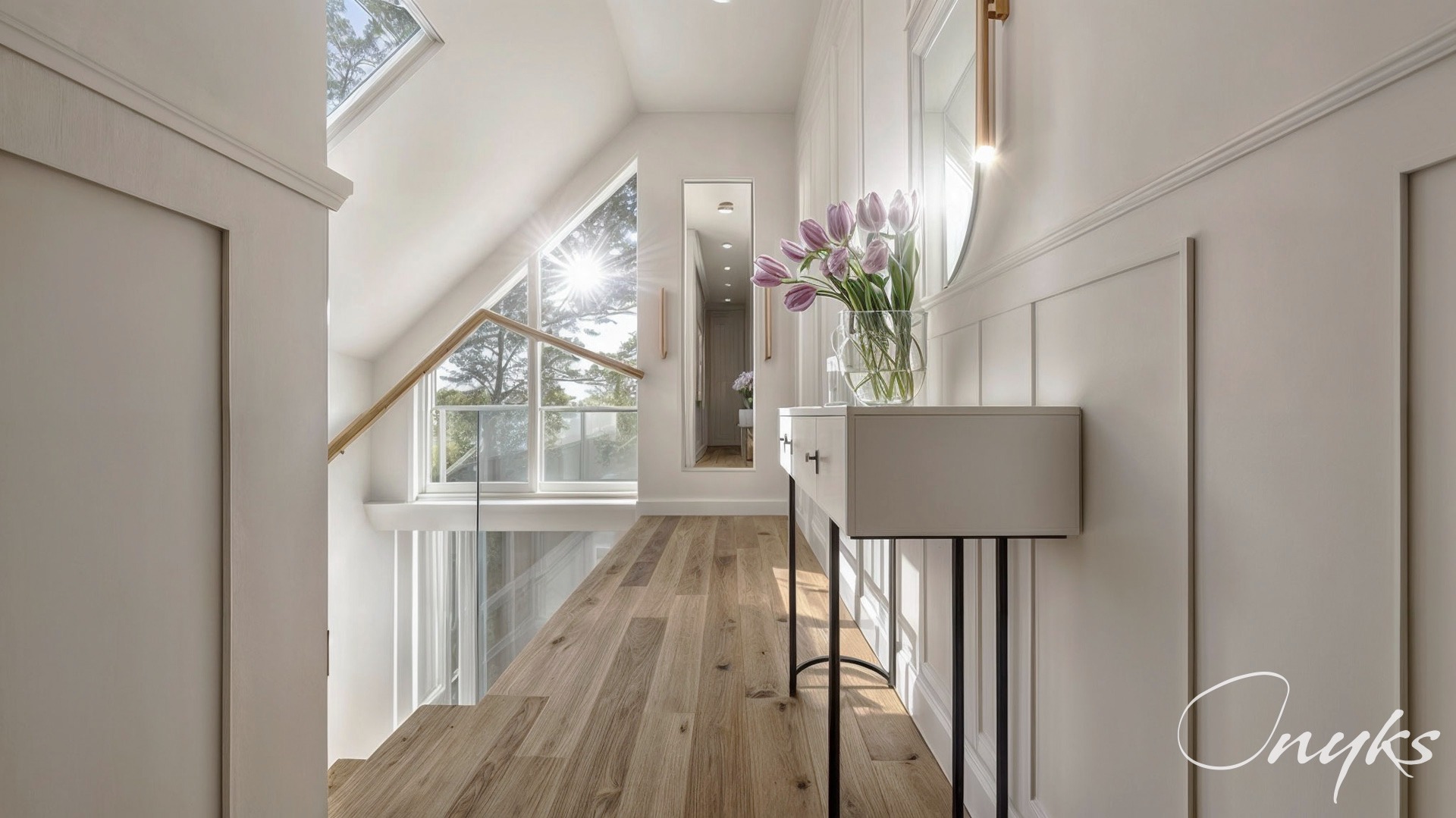 Jasne wnętrze domu z drewnianą podłogą, wysokim oknem ze szprosami, konsolą z tulipanami w wazonie i lustrem w tle, oświetlone promieniami słonecznymi.