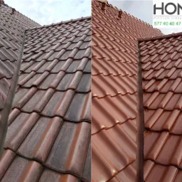 Porównanie dachu z dachówki ceramicznej przed i po czyszczeniu, widoczna wyraźna różnica w kolorze i czystości, z lewej strony pokryty mchem i zabrudzeniami, z prawej czysty i błyszczący, obok rynna.