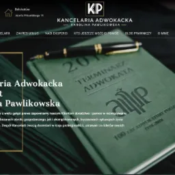 Fragment strony internetowej kancelarii adwokackiej z widocznym logo, adresem, numerem telefonu i zakładkami menu oraz zielonym terminarzem adwokata i piórem.