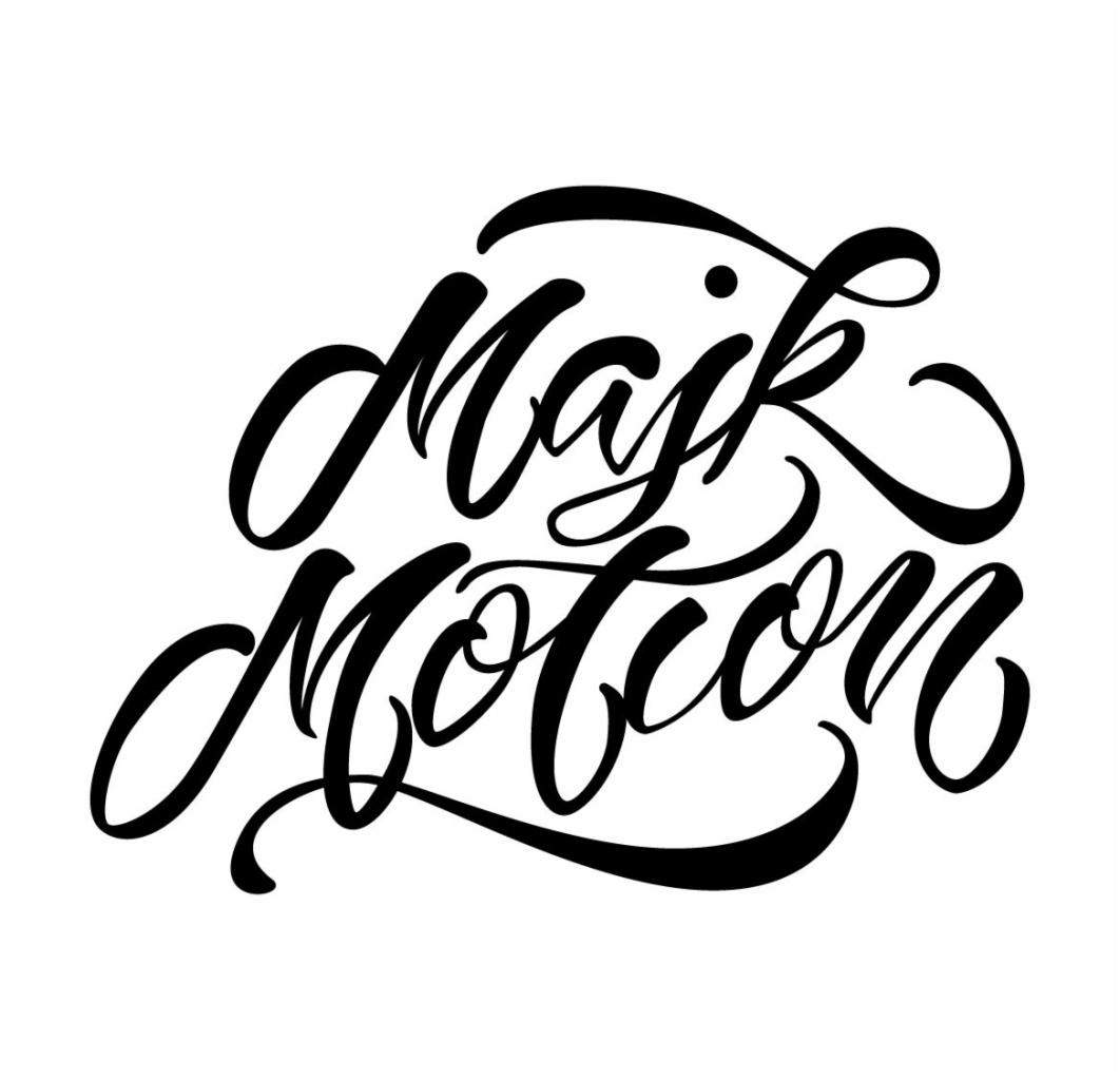 Czarny, kaligraficzny napis 'Majk Motion' na białym tle, stylizowany na logo.