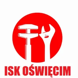 Logo firmy ISK Oświęcim przedstawiające biały suwmiarkę i klucz nastawny na czerwonym okręgu, z nazwą firmy poniżej.