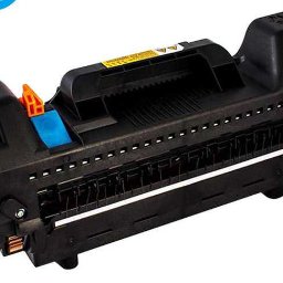 Laser Print - Czarny toner do drukarki z niebieskimi i pomarańczowymi elementami, widoczny pod kątem, na białym tle. Toner gotowy do montażu lub po regeneracji.