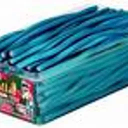 Pudełko wypełnione niebieskimi żelkami Haribo Balla-Balla o smaku jagodowym, ułożonymi równolegle do siebie, widoczne logo producenta na opakowaniu.