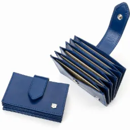 Dwa niebieskie sk&oacute;rzane wizytowniki, jeden zamknięty z metalowym logo w rogu, drugi otwarty, ukazujący przegr&oacute;dki z kartami kredytowymi, na białym tle.