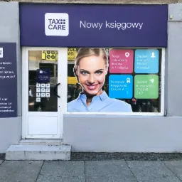 Fasada biura rachunkowego Tax Care w Bytomiu z dużym plakatem reklamowym w oknie, prezentującym uśmiechniętą kobietę i hasła reklamowe.