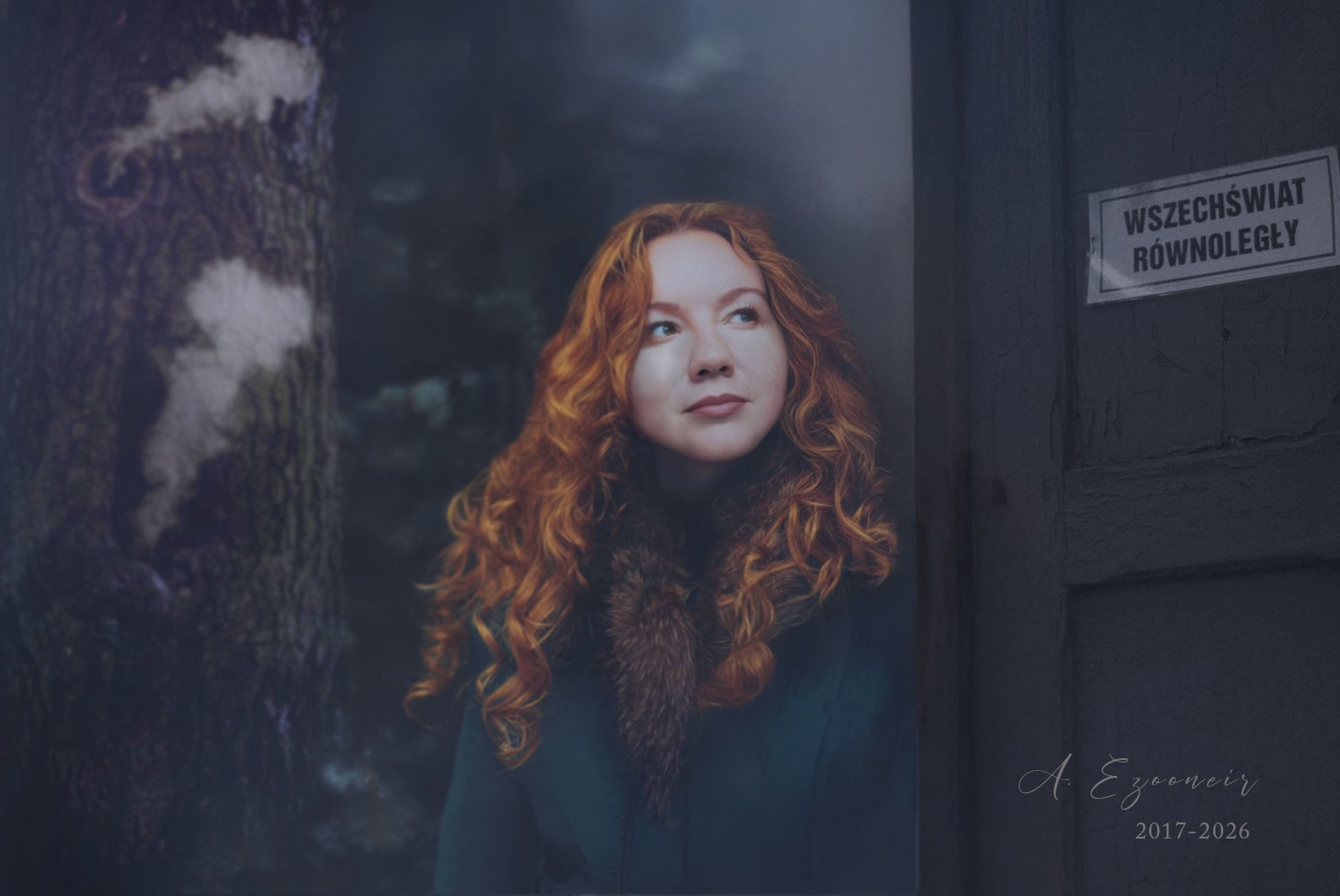 Portret kobiety z rudymi włosami, w ciemnym płaszczu z futrzanym kołnierzem, na tle drzewa i tabliczki z napisem 'Wszechświat Równoległy'.
