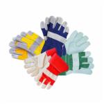 Różnokolorowe, bawełniane rękawice robocze z gumowanym wzmocnieniem na grzbiecie dłoni, ułożone w dekoracyjny stos na białym tle.