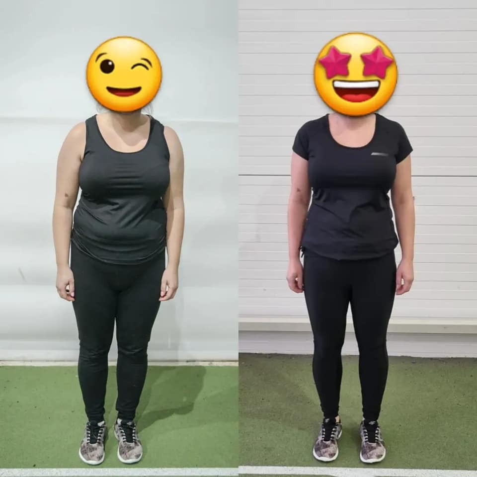 Kobieta w czarnym stroju sportowym prezentuje metamorfozę sylwetki przed i po, z emoji zakrywającymi twarz, na tle białej ściany i zielonej podłogi.