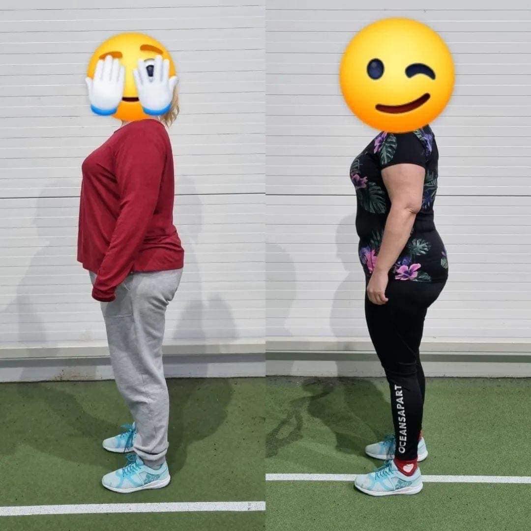 Kobieta stojąca bokiem, porównanie sylwetki przed i po, z zasłoniętą twarzą emoji, widoczne zmiany w ubraniach i postawie, na zielonej podłodze i tle białej ściany.