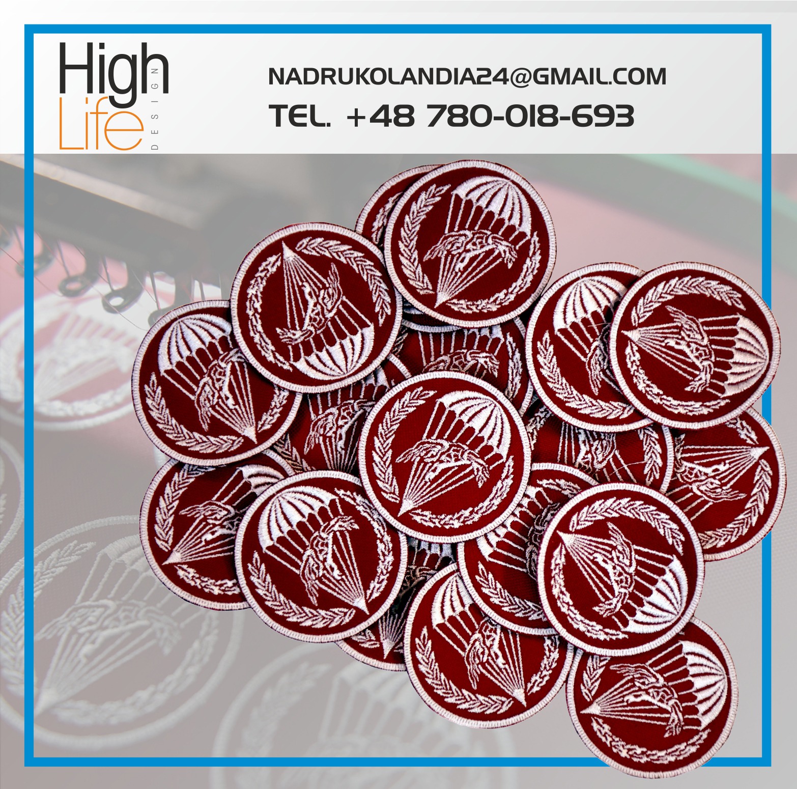 Stos bordowych naszywek z białym haftowanym motywem spadochroniarza otoczonego wieńcem laurowym, ułożonych na stole w warsztacie haftu, z widoczną maszyną do haftowania w tle.