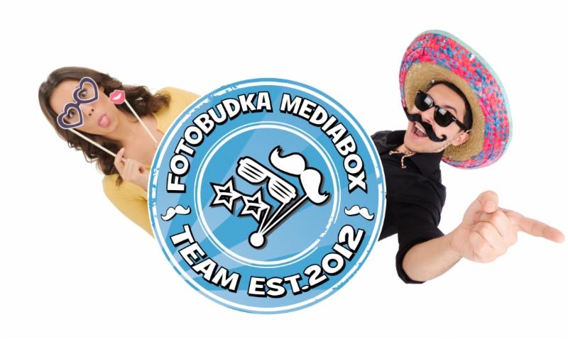 Kobieta w okularach w kształcie serc i mężczyzna w sombrero i z wąsami pozują za okrągłym logo firmy z rekwizytami do zdjęć.