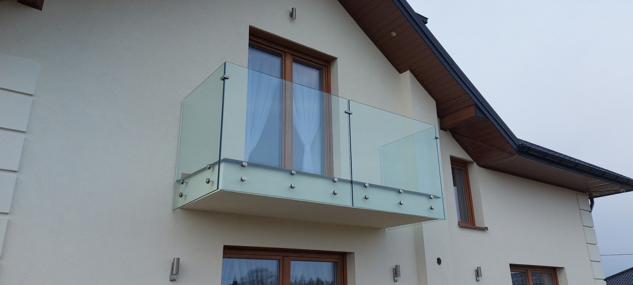 Minimalistyczna ale niezwykle nowoczesna balustrada - trwałość i styl na lata