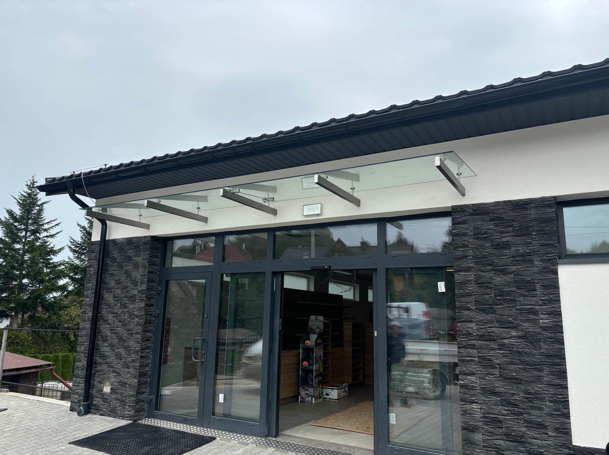 Minimalistyczne niezwykle funkcjonalne zadaszenie na chromoniklowej konstrukcji