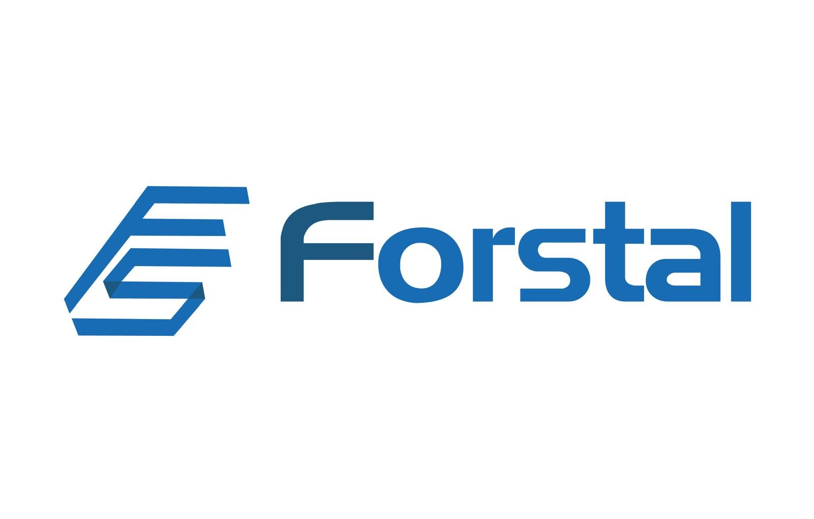 Niebieskie logo firmy Forstal na białym tle. Logo składa się z geometrycznego symbolu po lewej i nazwy firmy po prawej stronie.