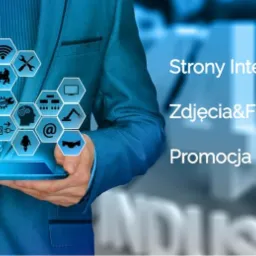 Mężczyzna w garniturze trzyma tablet z ikonami reprezentującymi różne aspekty działalności online, w tle rozmyte napisy 'Strony Internetowe', 'Zdjęcia&Filmy Video', 'Promocja firm w Internecie'.