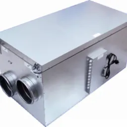 Srebrna skrzynka centrali wentylacyjnej z dwoma okrągłymi otworami wlotowymi/wylotowymi i panelem sterującym z boku, widoczny kabel zasilający.