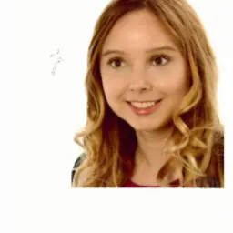 Portret uśmiechniętej młodej kobiety z blond, falowanymi włosami na białym tle.