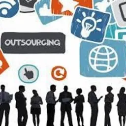 Graficzna reprezentacja koncepcji outsourcingu: sylwetki pracowników poniżej ikon symbolizujących różne aspekty biznesu, takie jak globalizacja, komunikacja i innowacje. Słowo 'OUTSOURCING'...