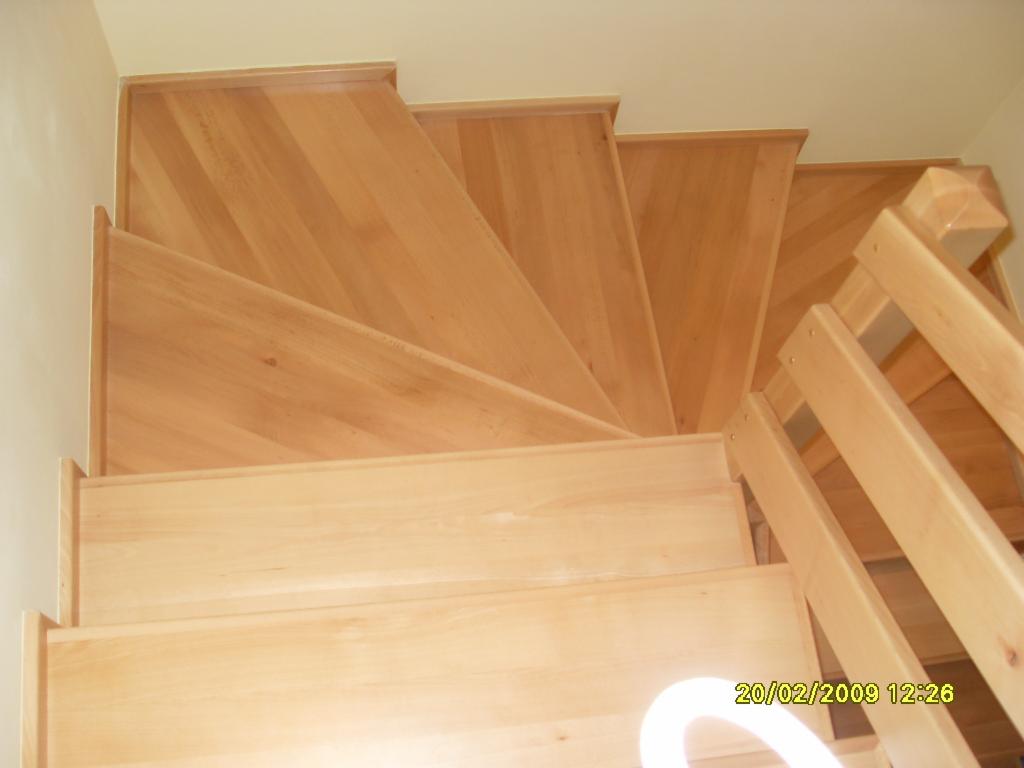 Widok z góry na jasne, drewniane schody spiralne z poręczą, data na zdjęciu 20/02/2009.