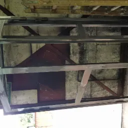 Konstrukcja metalowa z profili, spawana, widoczne spawy, surowy stan, przygotowana do dalszej obróbki, w tle ściana warsztatu.