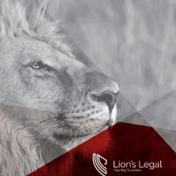 Grafika z wizerunkiem lwa w odcieniach szarości, nakładającym się na bordowe tło z logo Lion's Legal i hasłem 'Bezpieczeństwo prawne gwarancją Twojego sukcesu'.