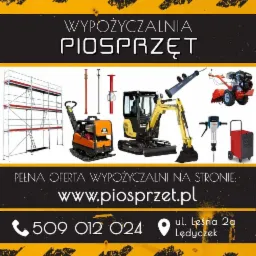 Skompilowany widok sprzętu budowlanego i ogrodniczego oferowanego na wynajem: rusztowanie, zagęszczarka, podpory stropowe, koparka, glebogryzarka, młot pneumatyczny, osuszacz powietrza.