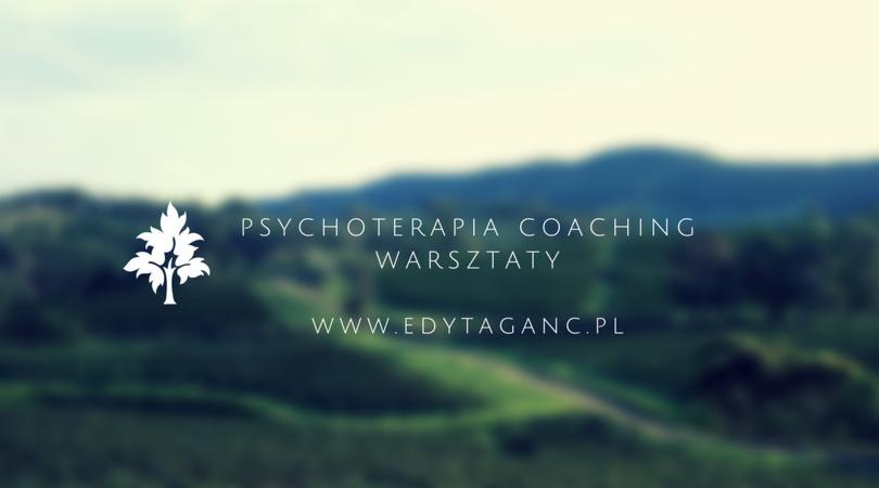 Logo firmy oferującej usługi psychoterapii, coachingu i warsztatów, z motywem drzewa na rozmytym tle krajobrazu i adresem strony internetowej.