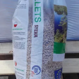 Worek 15 kg pelletu Sylva na drewnianej palecie, widoczne certyfikaty DIN Plus i flaga Unii Europejskiej.