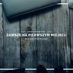 Biurko z laptopem, notatnikiem, długopisem i myszką komputerową na tle drewnianych desek z hasłem 'Zadowolenie klienta jest zawsze na pierwszym miejscu'.