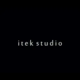Logo 'itek studio' w minimalistycznym stylu na czarnym tle.