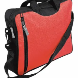 Czerwono-czarna torba na ramię z widocznym zamkiem błyskawicznym i uchwytami, potencjalnie z nadrukowanym logo.