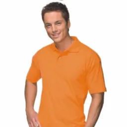 Mężczyzna w pomarańczowej koszulce polo z krótkim rękawem, na białym tle, z widocznym logo marki Stedman.