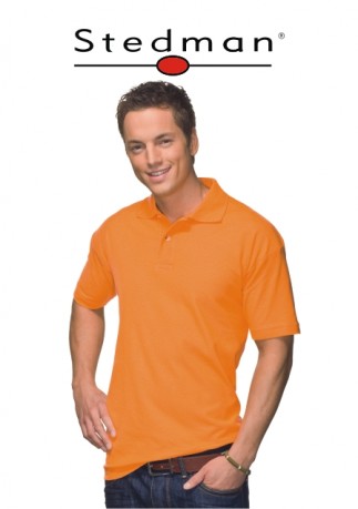 Mężczyzna w pomarańczowej koszulce polo z krótkim rękawem, na białym tle, z widocznym logo marki Stedman.