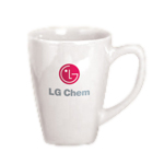 Biały kubek z nadrukowanym logo LG Chem, prezentowany na jednolitym, jasnym tle.
