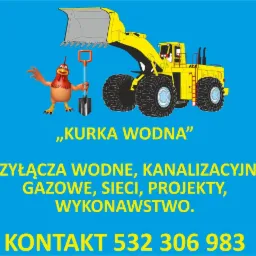 Grafika reklamowa z kreskówkowym kurczakiem trzymającym łopatę obok żółtej ładowarki na niebieskim tle, z tekstem 'Kurka Wodna' i informacjami o przyłączach wodnych, kanalizacyjnych, gazowych...