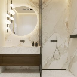 de AR - Nowoczesna łazienka z marmurowymi ścianami, okrągłym lustrem podświetlanym LED, drewnianą szafką pod umywalką i szklaną kabiną prysznicową z deszczownicą.