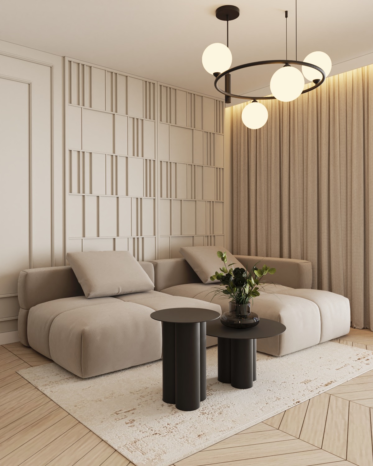 Beżowa sofa modułowa z poduszkami, stoliki kawowe z trzema nogami i nowoczesna lampa wisząca z kulistymi kloszami w jasnym salonie z dekoracyjną ścianą i zasłonami.