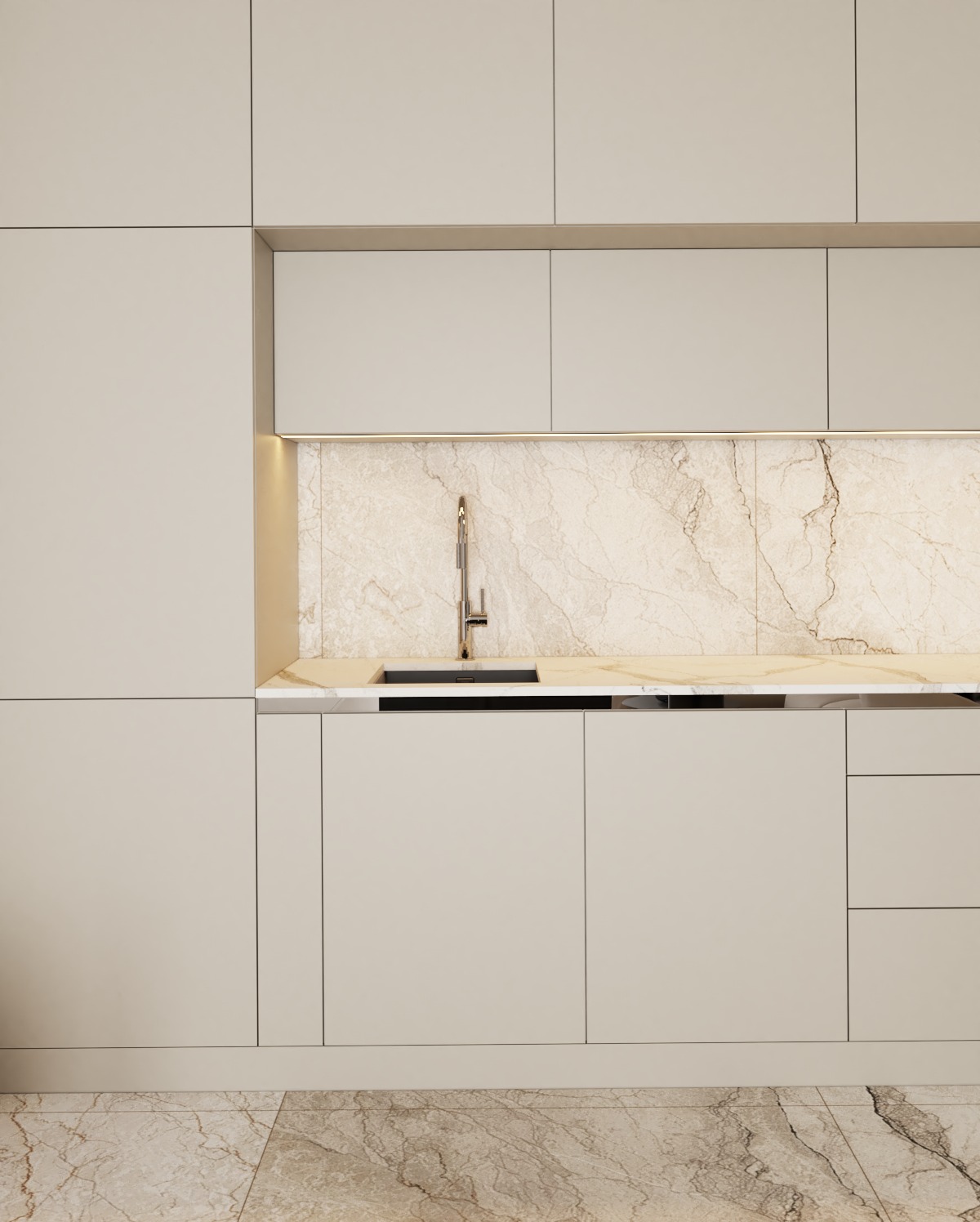 Minimalistyczna kuchnia z beżowymi, gładkimi frontami szafek, marmurowym blatem i backsplashiem, oświetlona subtelnym światłem LED pod szafkami wiszącymi, z widocznym fragmentem marmurowej podłogi.