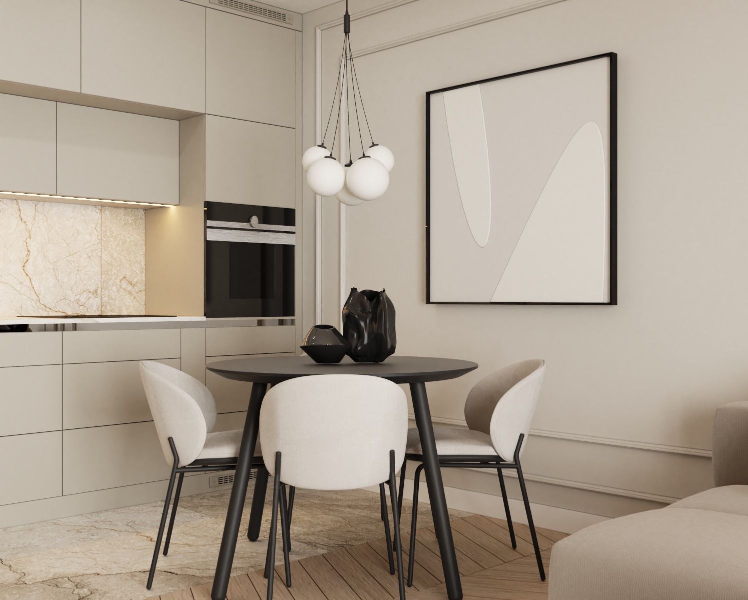Beżowa kuchnia z okrągłym stołem i krzesłami, marmurowym backsplashiem i czarnym piekarnikiem w zabudowie, oświetlona wiszącą lampą z białymi kulami. Na stole czarne wazony.