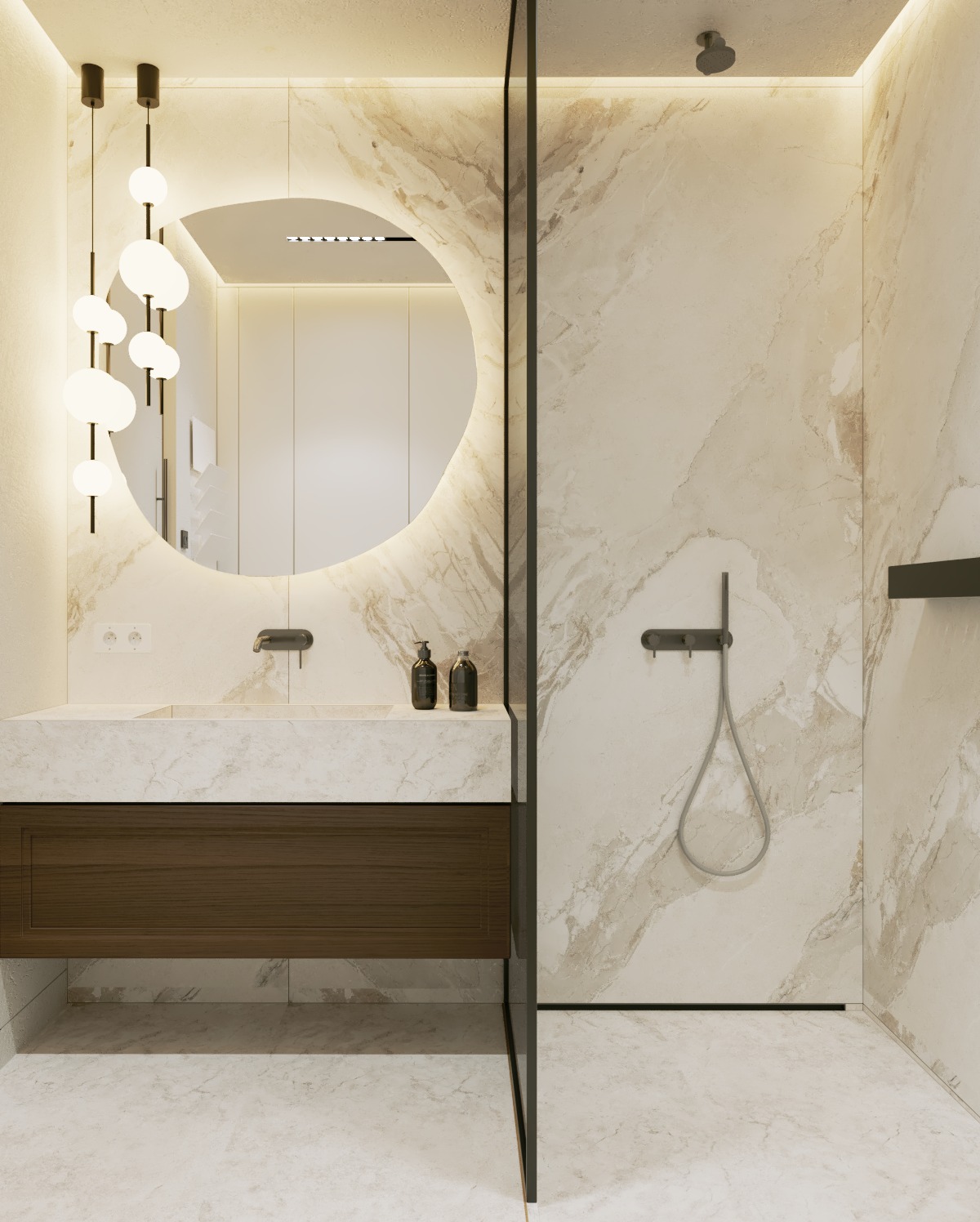 Nowoczesna łazienka z marmurowymi ścianami, okrągłym lustrem podświetlanym LED, drewnianą szafką pod umywalką i szklaną kabiną prysznicową z deszczownicą.