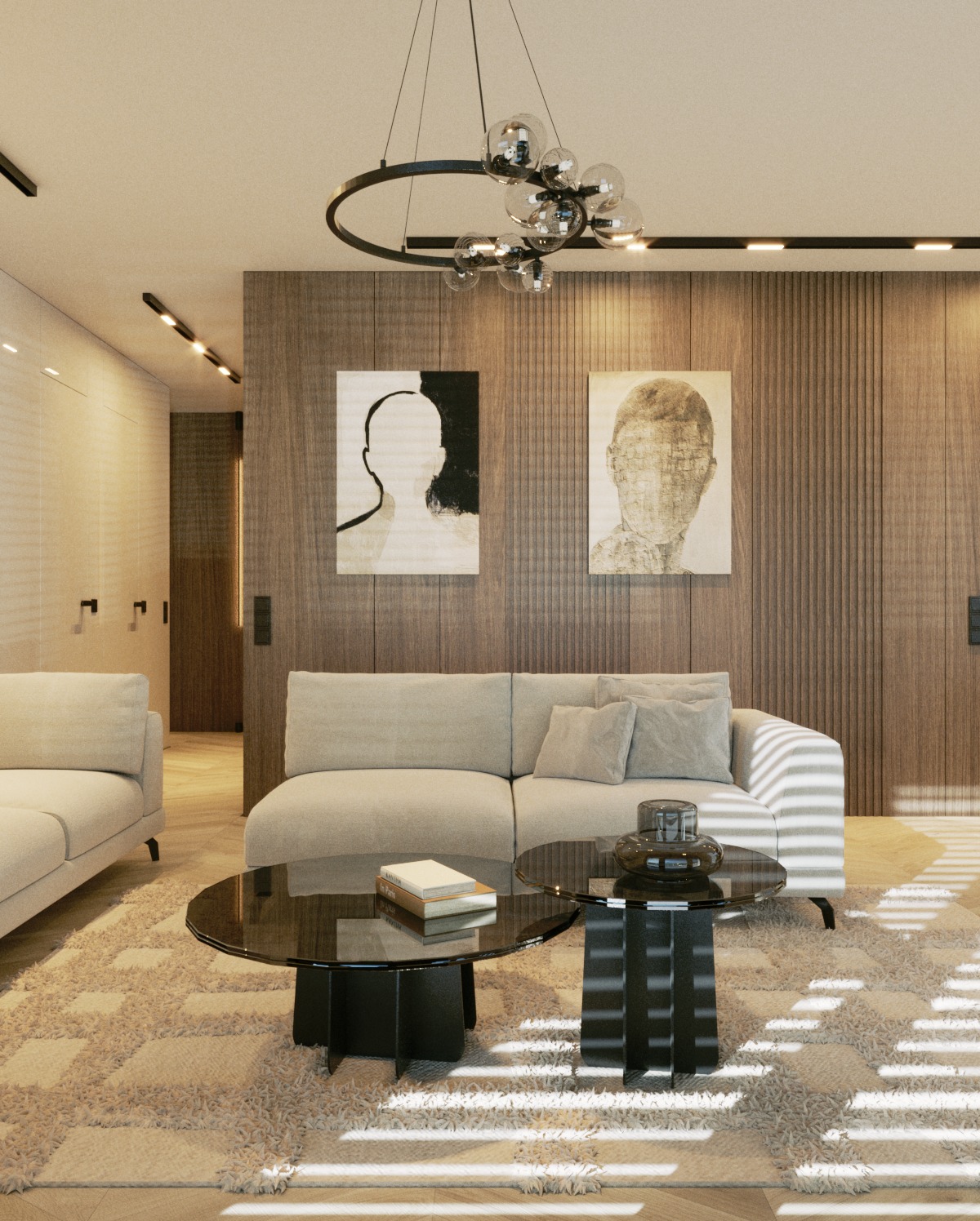 Nowoczesny salon z drewnianą ścianą, abstrakcyjnymi obrazami, beżowymi sofami, szklanymi stolikami kawowymi i okrągłą lampą sufitową z przezroczystymi kulami.