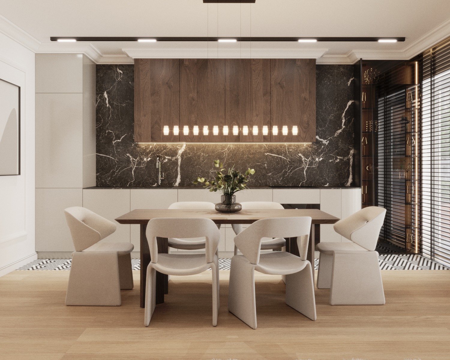 Nowoczesna jadalnia z drewnianym stołem, beżowymi krzesłami i marmurową ścianą w tle, oświetlona podłużną lampą LED.