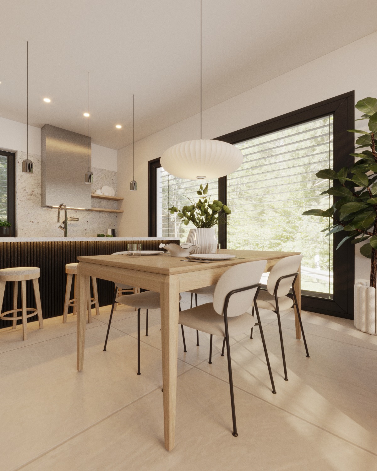 Jasna jadalnia z drewnianym stołem, krzesłami z beżową tapicerką i czarnymi nogami, oraz wiszącą lampą w kształcie kuli, widok na kuchnię z wyspą i rośliną doniczkową przy oknie.
