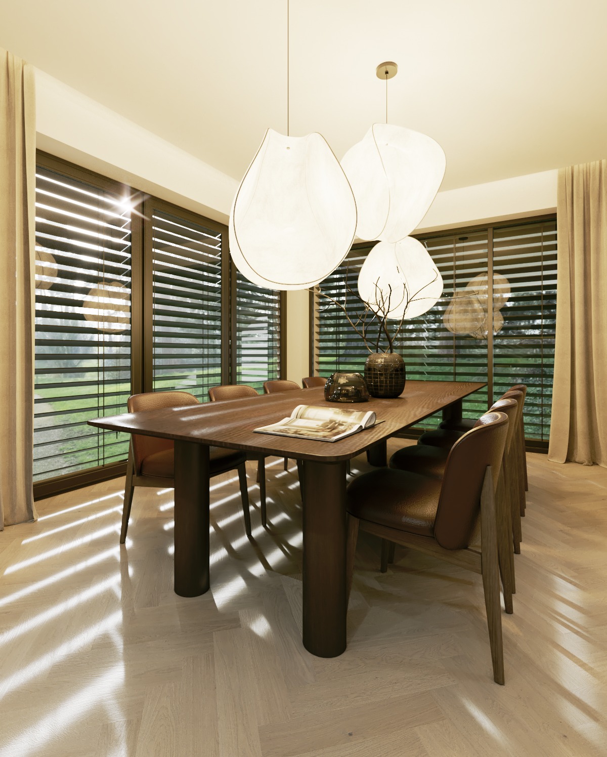 Jadalnia z drewnianym stołem i krzesłami, wiszące lampy w kształcie kropli, parkiet w jodełkę, żaluzje na oknach przepuszczające promienie słoneczne.